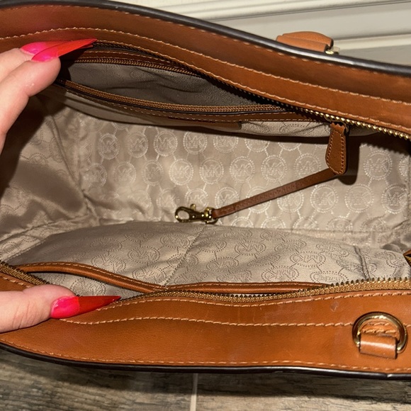 authentic michael kors purse - Picture 3 of 7